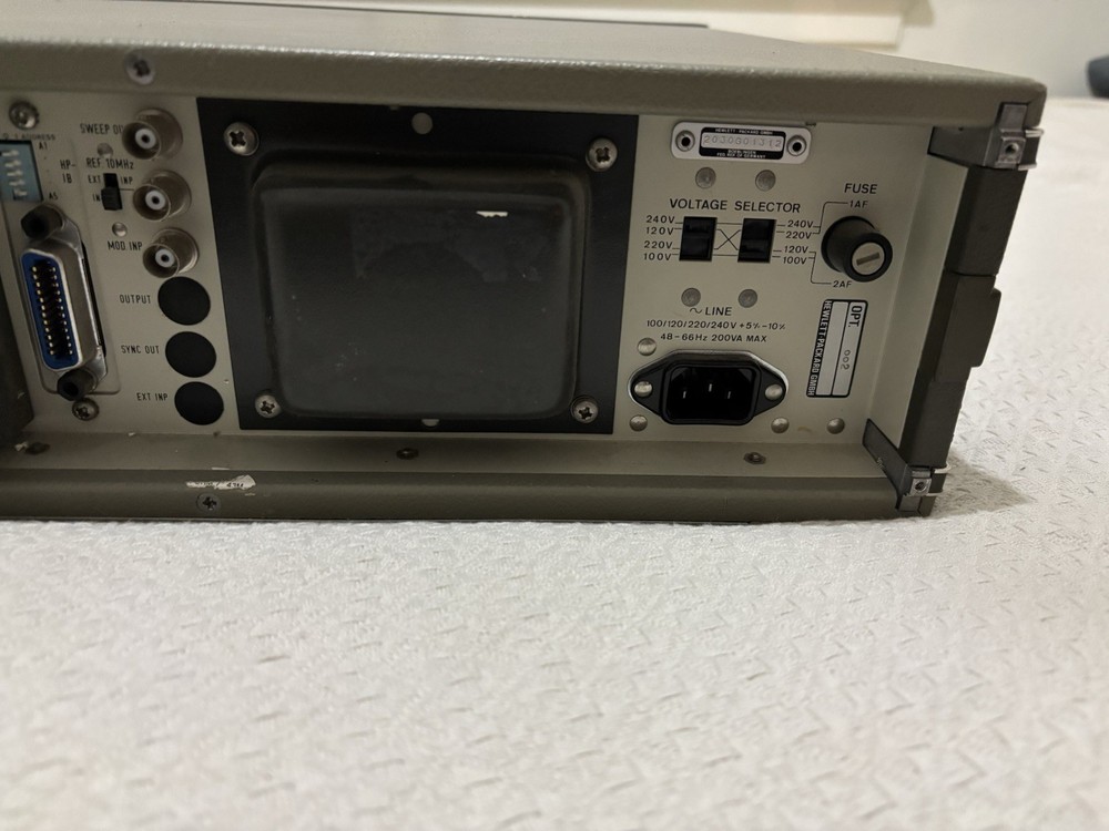 HP 8165A 1 mHz-50 MHz Programmable Signal Source