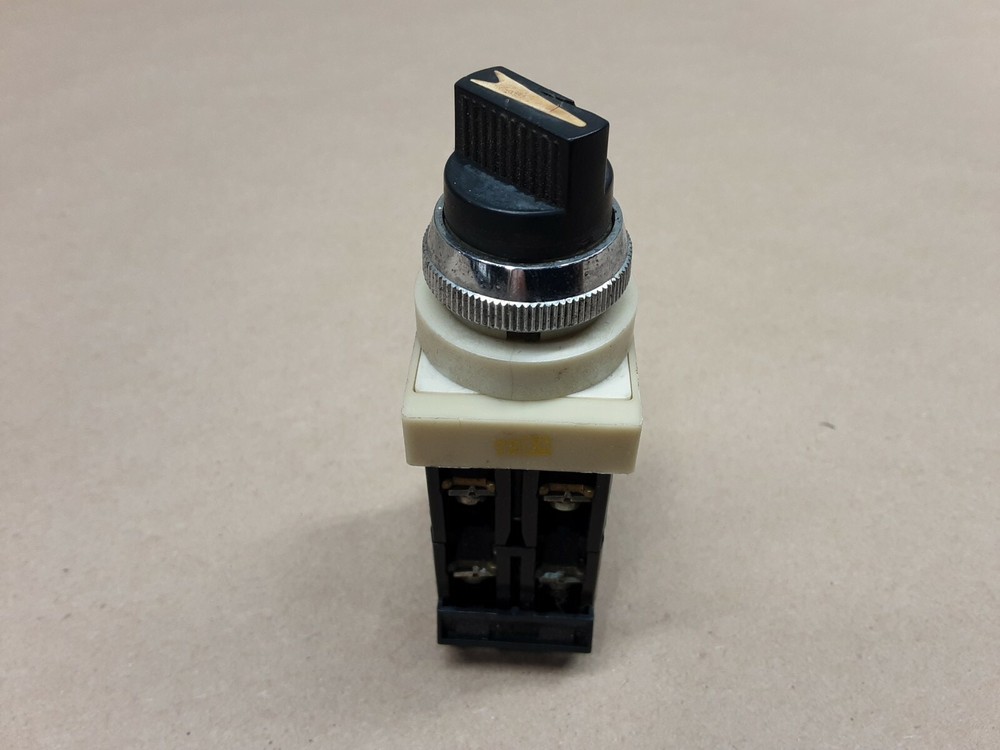 Fuji Electric AH25-P2 Selector Switch #1003J32