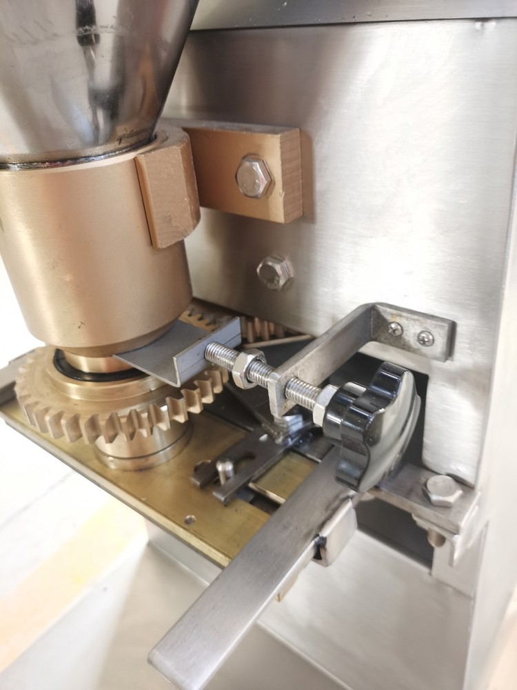 Open Box 110V Commercial Vertical Electric Meatball Maker Making Machine