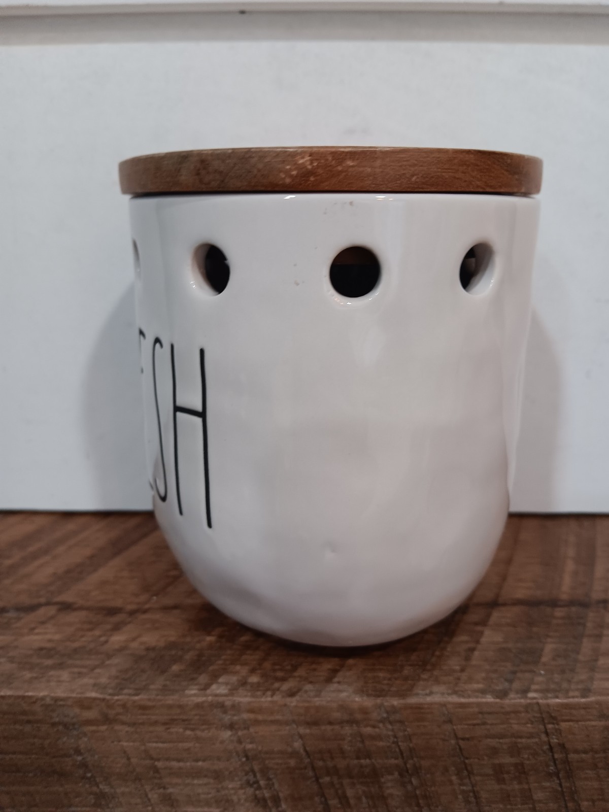 Rae Dunn Artisan Collection Garlic Cellar With Wooden Lid "Fresh"