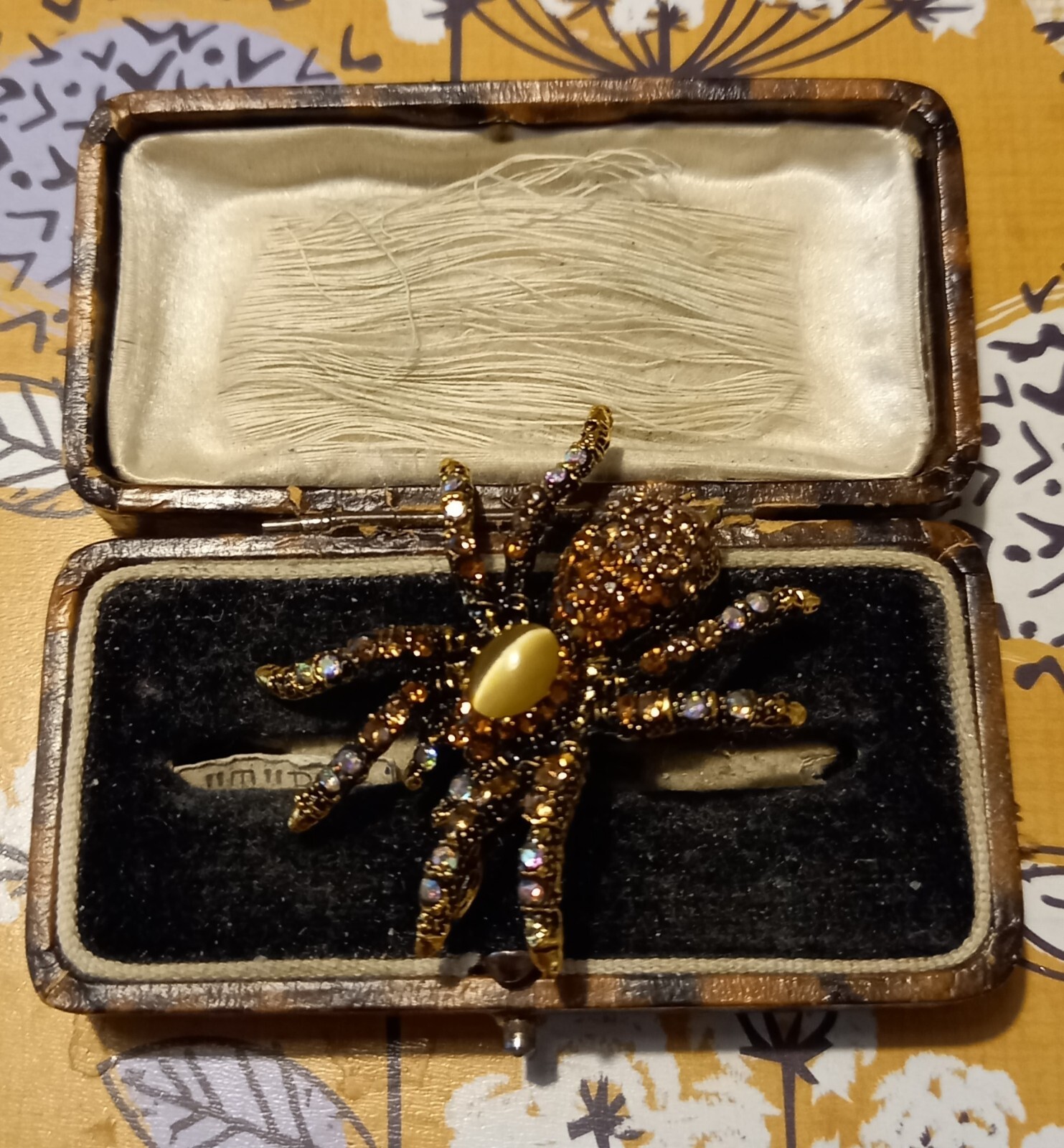 VINTAGE STYLE SPIDER BROOCH CRYSTAL RHINESTONE OPALESCENT BEIGE BODY SPARKLY