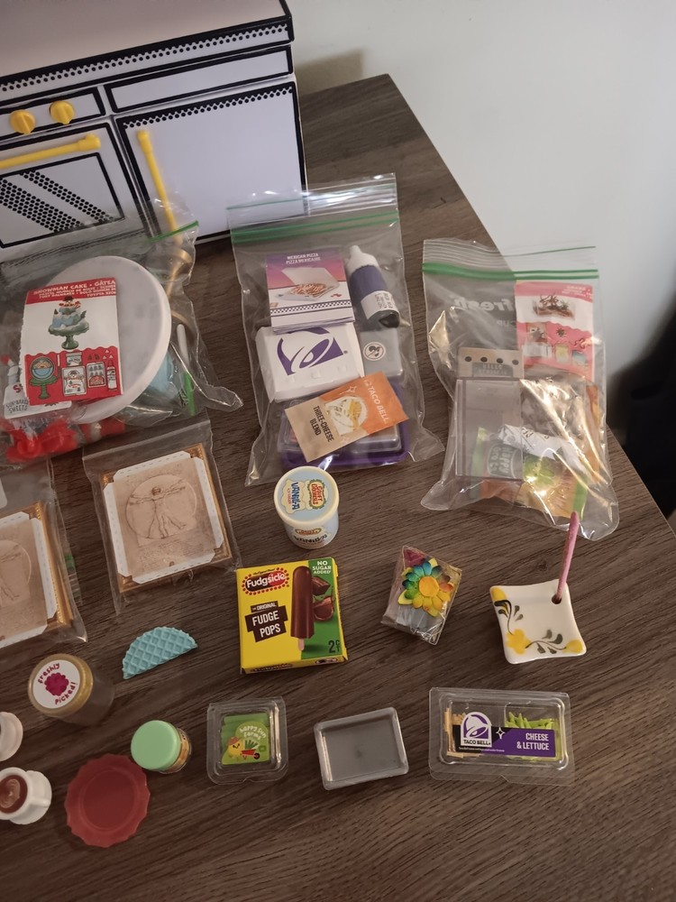 MGA's Miniverse Bundle withMake It Mini Kitchen oven