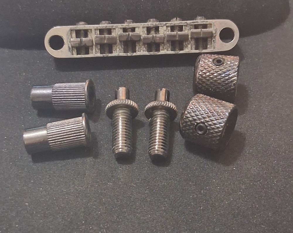 Sung-Il BM003 Tune-o-matic Bridge w/ Mounting Posts, Bushings & 2 Control Knobs.