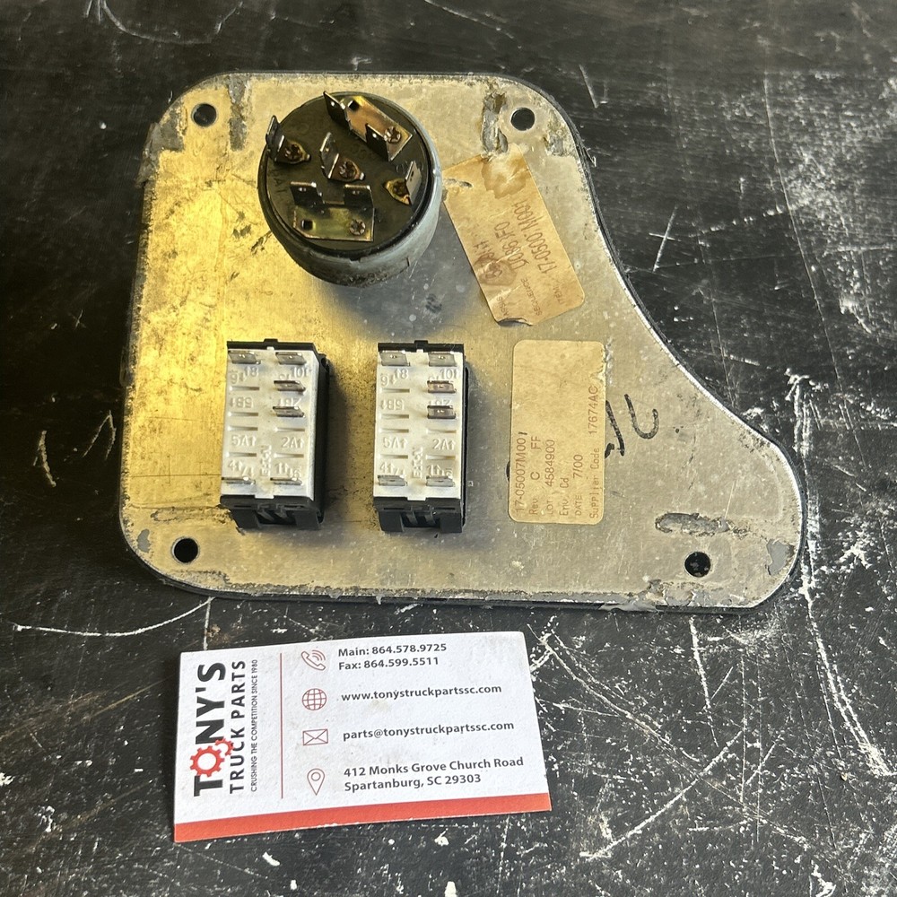 Peterbilt 387 Ignition key dash panel with key 17-05007M001