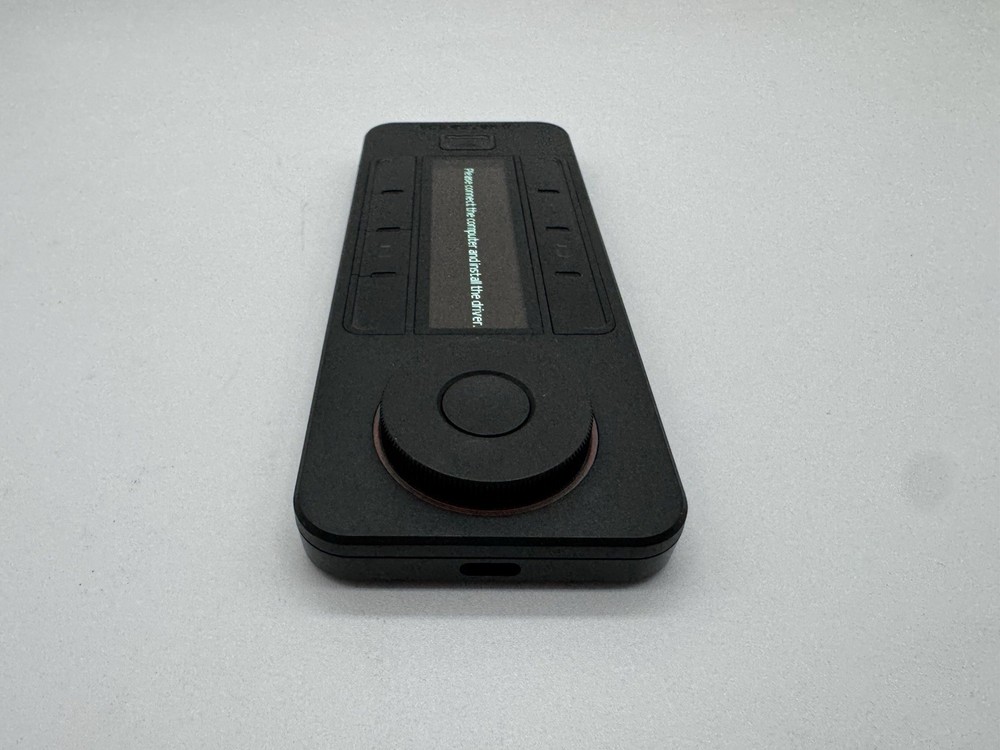 Xencelabs Quick Keys Remote Shortcut Controller w/ Case Powers On