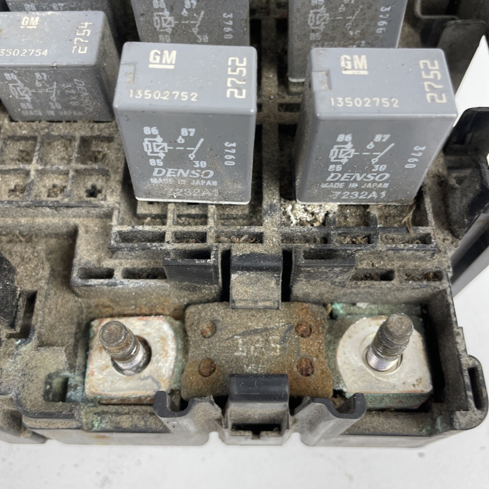 2008 Hummer H3 GM OEM 3.7L Fuse Box-Fuse Relay Box & lid 15906627 USED OEM