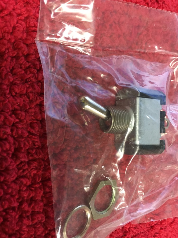 7580K7  ON- OFF SPST  TOGGLE SWITCH NOS