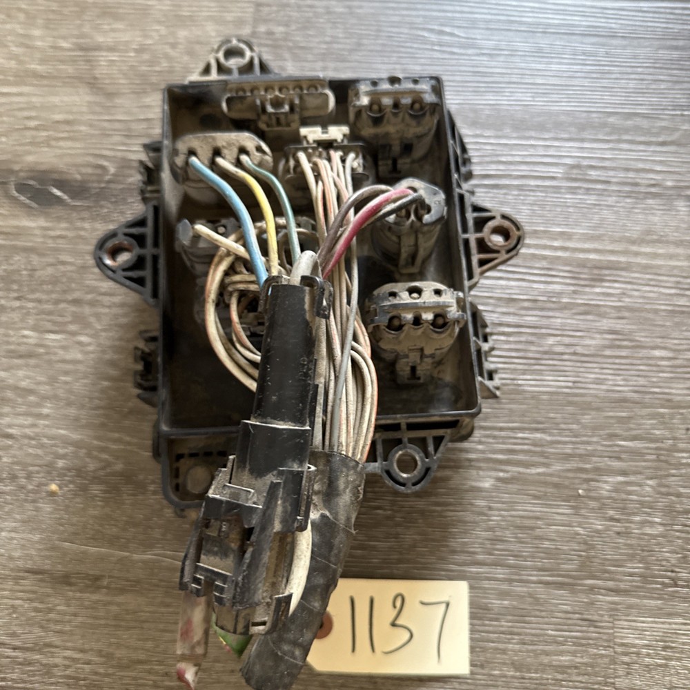 VOLVO VNL FUSE BOX *missing part number*