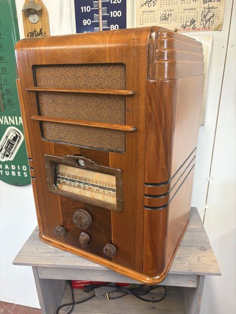 Silvertone 4765 Tombstone Radio
