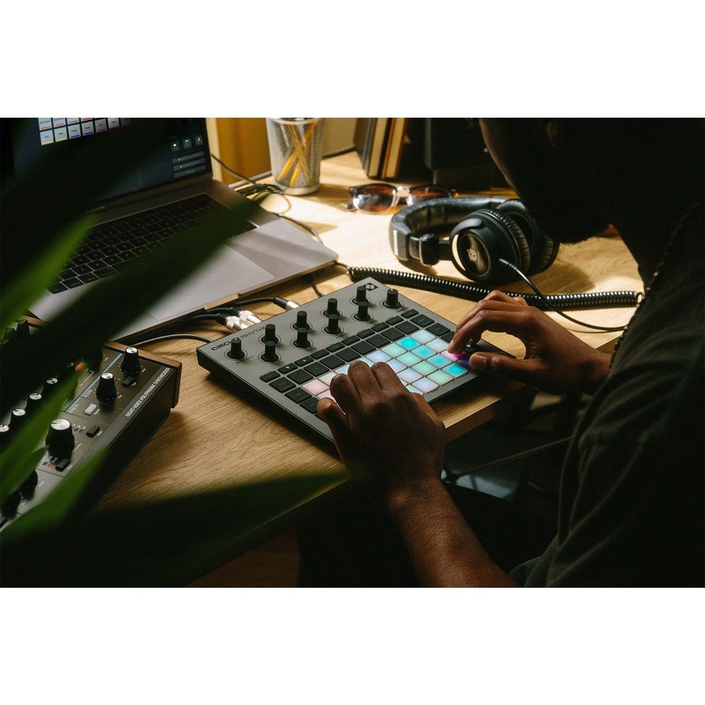 Novation Circuit Rhythm Beatmaking Sampler Groovebox Drum Machine Sequencer