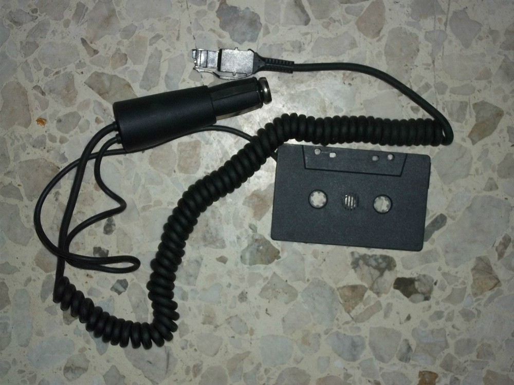 MOTOROLA E-TACS - PORTABLE VOICE COMPATIBLE WITH MICROCASSETTE (SEE NOTES)