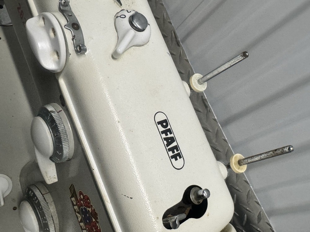 Vintage PFAFF 262 Sewing Machine