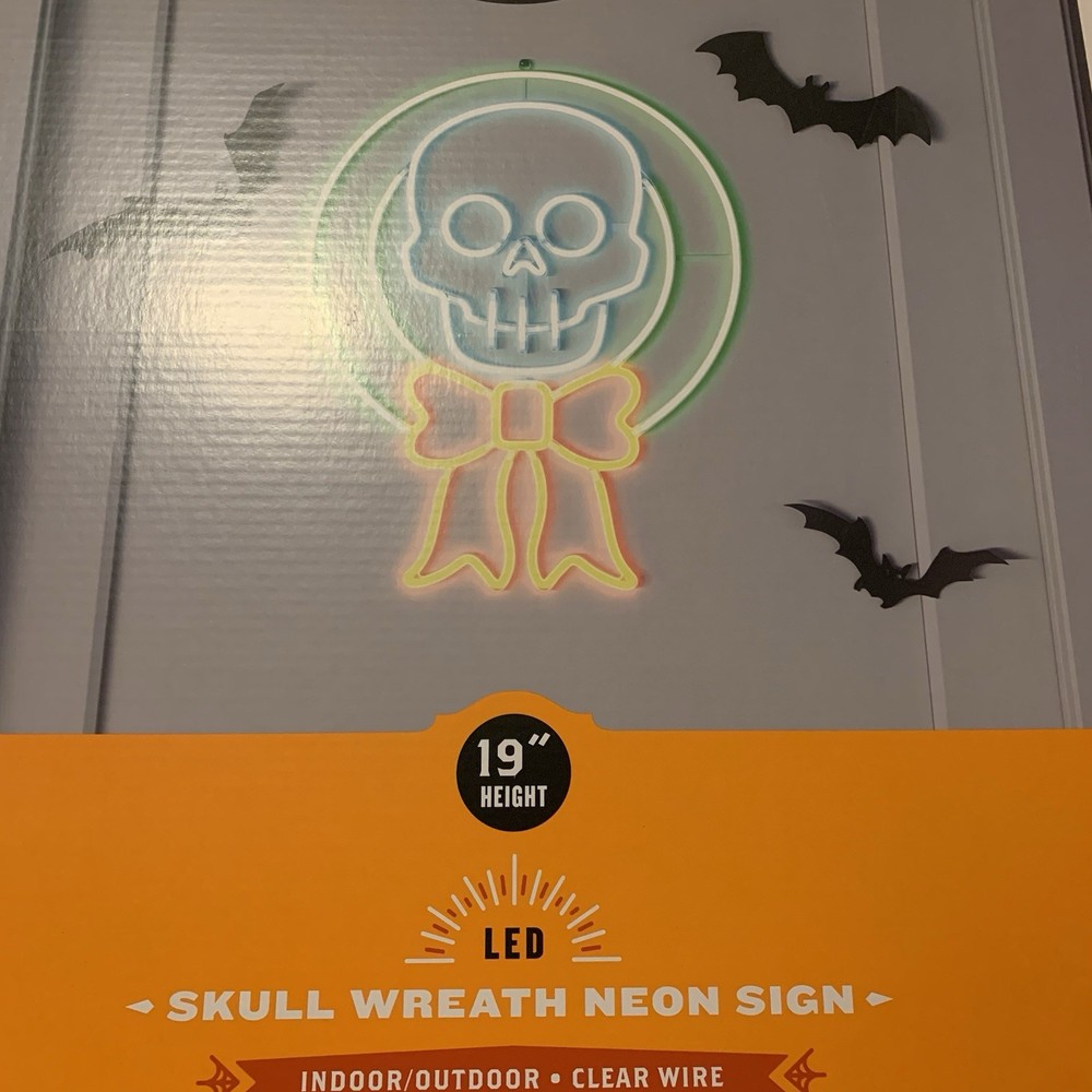 HYDE & EEK! Skull Wreath Neon Wall Light NEW