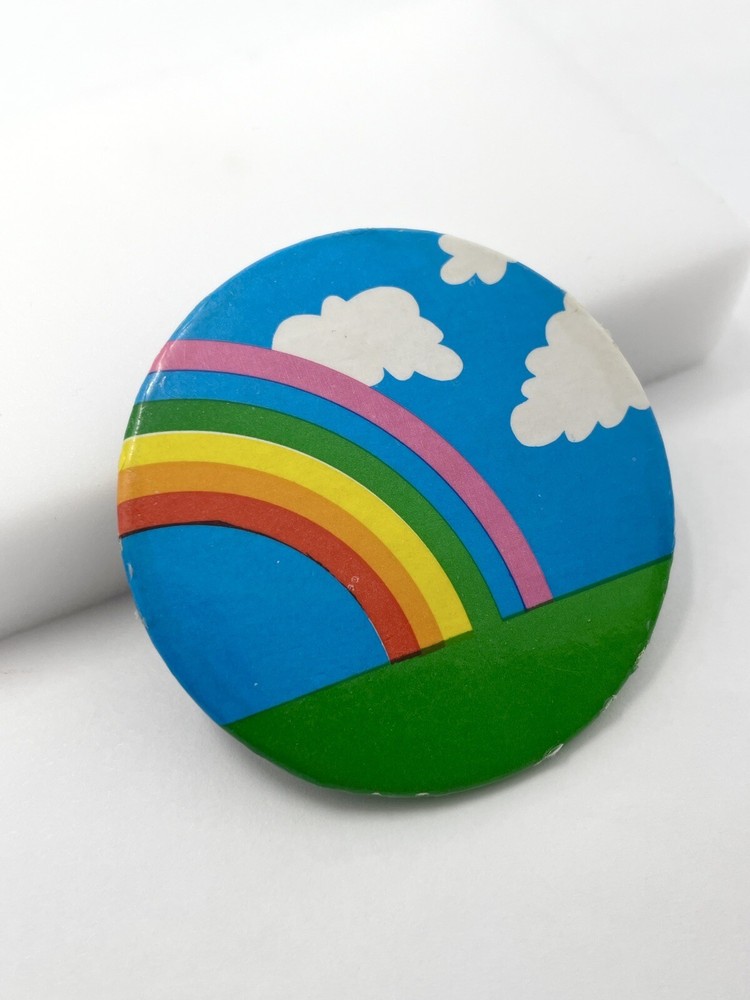 VINTAGE 1970s RAINBOW SKY CLOUDS & GRASS PINBACK BUTTON BADGE