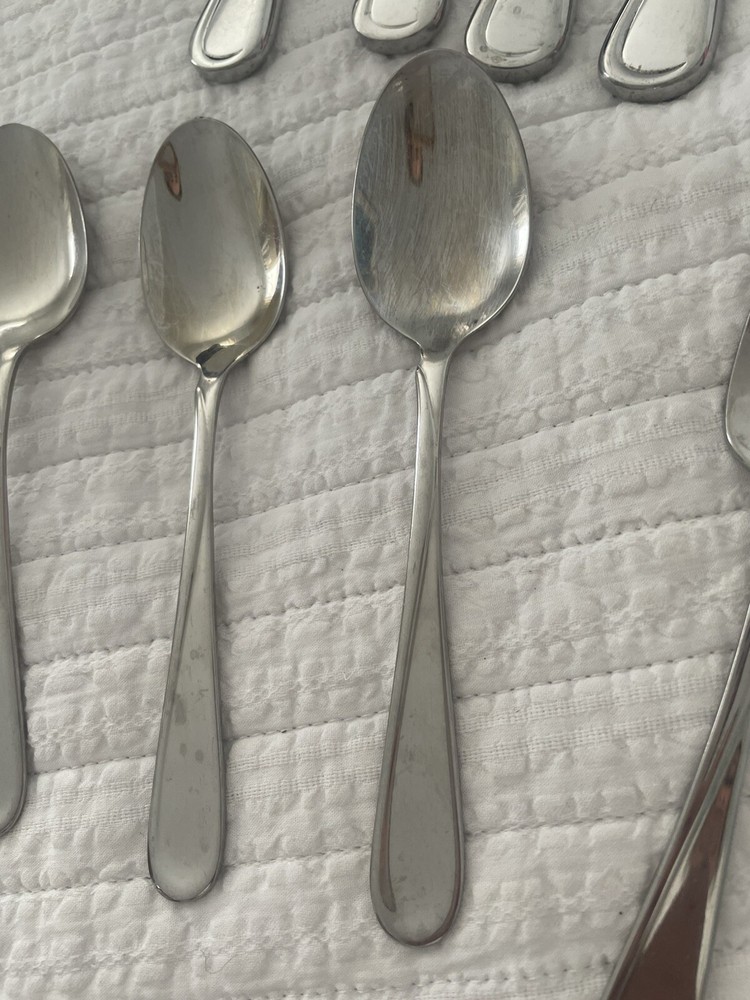 18 Pc Oneida Flight Glossy Stainless Flatware USA Service For 4