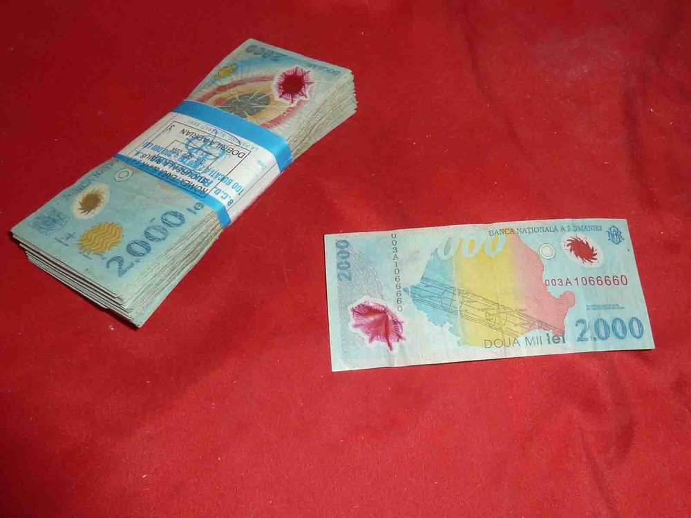 100 Romanian Banknotes bundle of  2000 lei Polymer Solar Eclipse Circulated