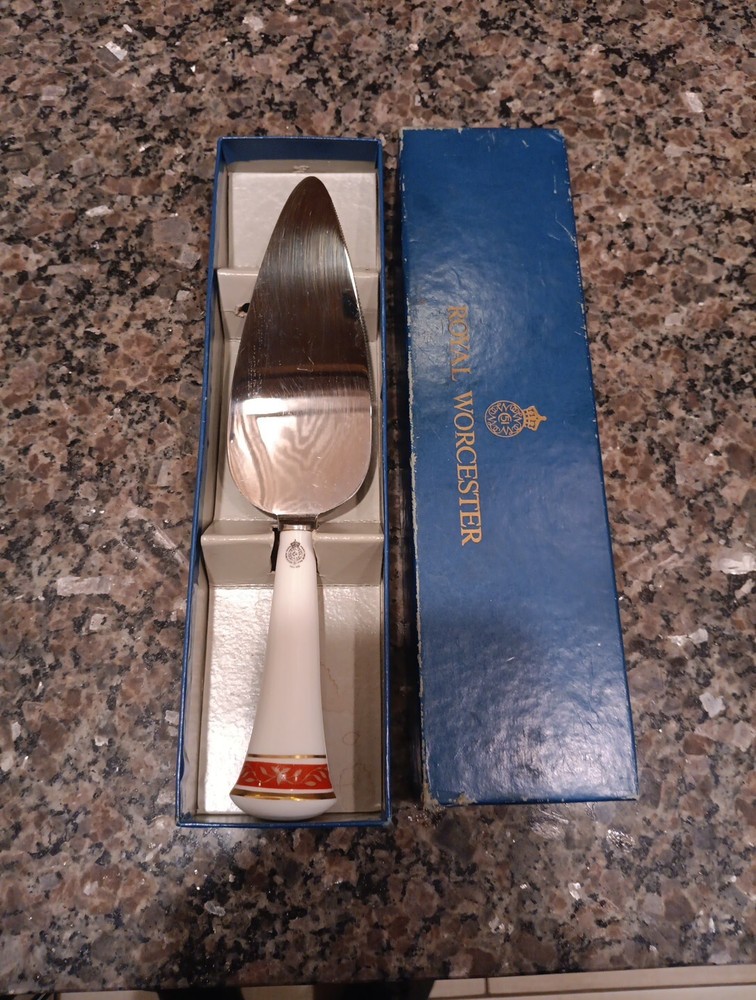 Royal Worcester Howard (Ruby) Fine Bone China Cake Slice / Server 1989 - 1994 JG