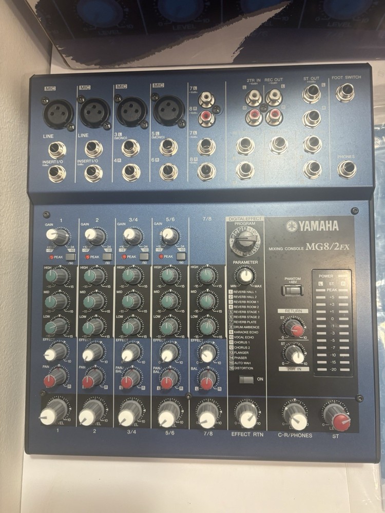 YAMAHA MG8/2FX Mixing Console
