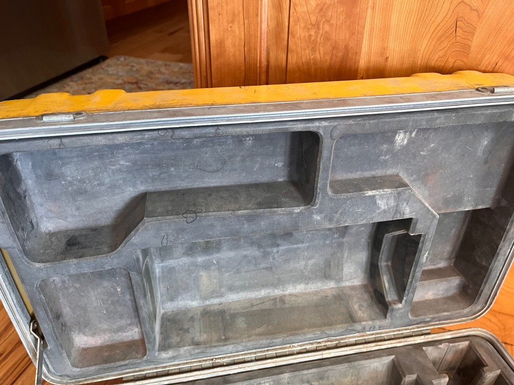 Laser Alignment Laser Beacon model 3900 With Case UNTESTED