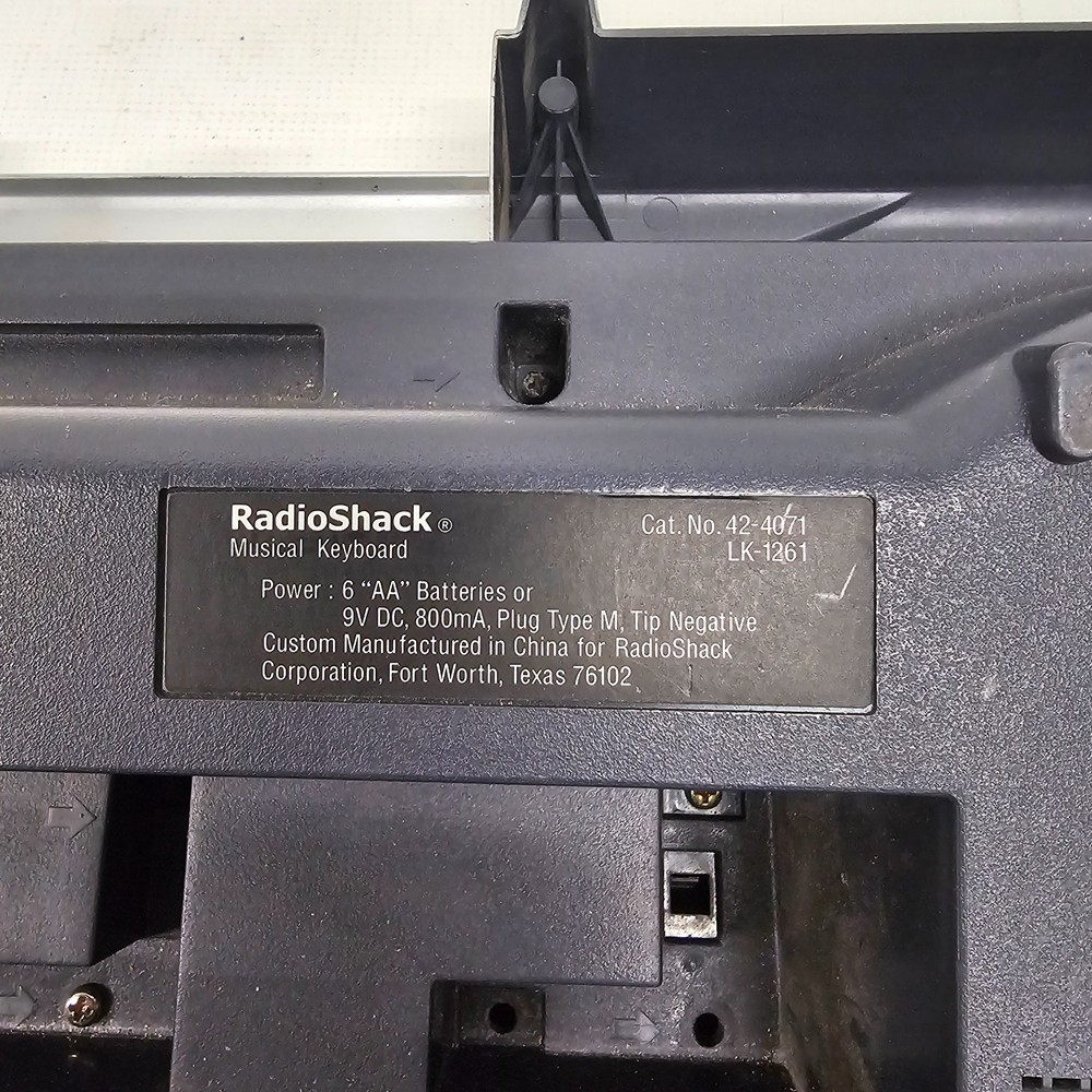 Radio Shack MIDI Lighted System Learner Keyboard 61 Keys LK-1261 (read)