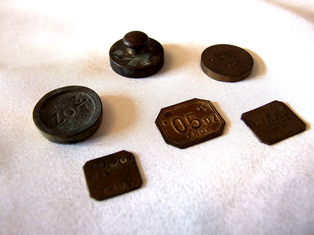 SMALL BRASS VINTAGE SCALE WEIGHTS X 6