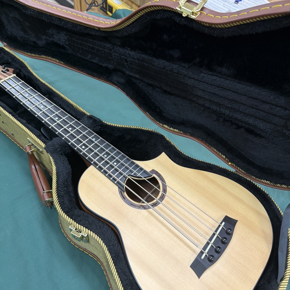 Stevens ukulele bass. UB-082 With Case