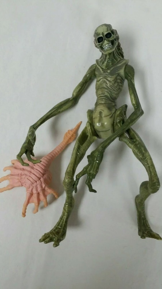 ALIEN RESURRECTION Newborn Alien And Ripley Both with Box