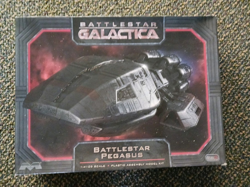 Moebius Models Battlestar Galactica Pegasus 1/4105 Scale  Model Kit Open Box