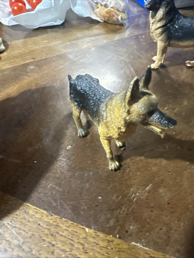GERMAN SHEPARD 3” FIGURE UNBRANDED panting 2011