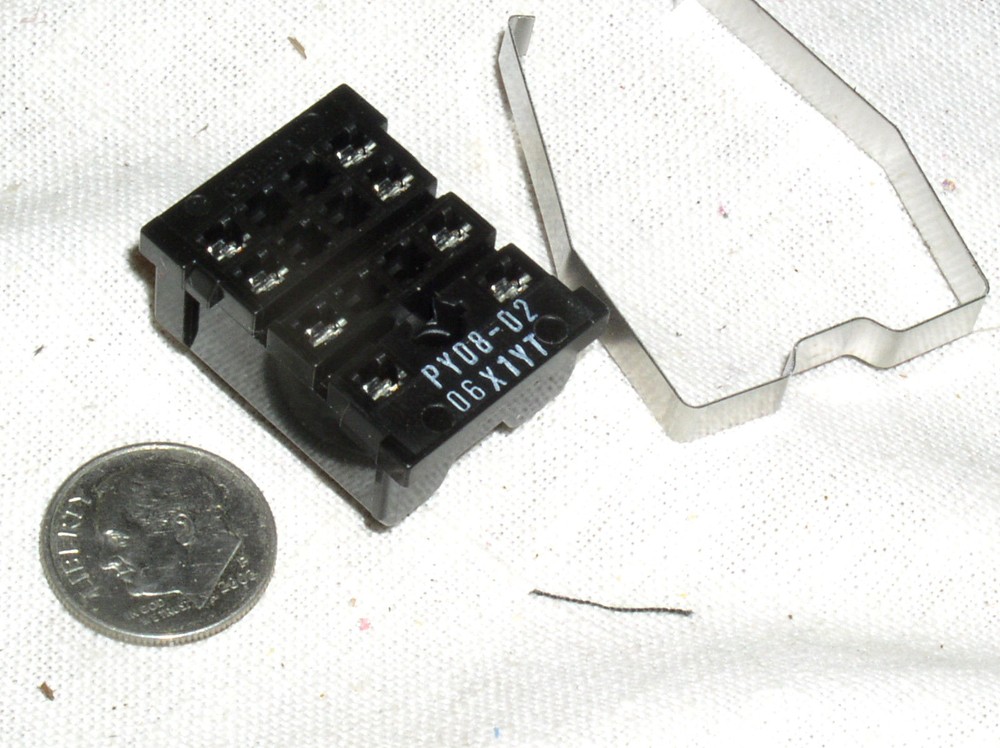 NEW SET OMRON MY2 PY08-02 RELAY PLUG SOCKET AND PYC-P HOLD DOWN SPRING CLIP