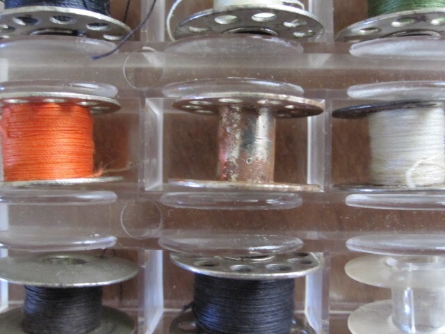 VINTAGE SEWING MACHINE BOBBINS & CASE