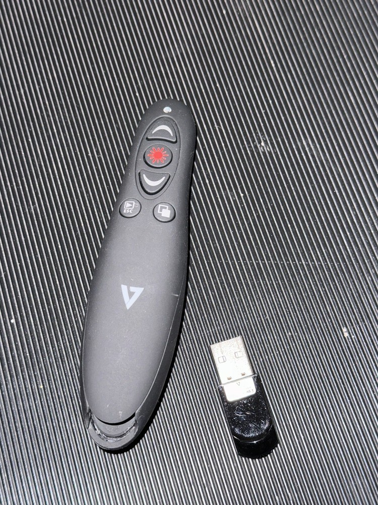 V7 WP1000-24G-19NB Professional Wireless Presenter with Laser Pointer