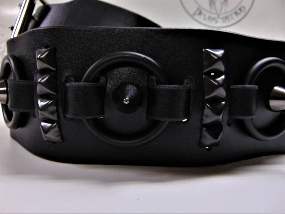 OLD SCHOOL BLACK RINGED LEATHER GUITAR STRAP BUCKLE UP ...(MDLS0400).... HELMUTH