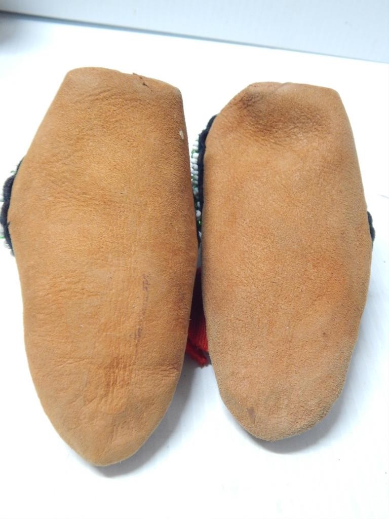 ANTIQUE c1860-80s IROQUOIS INDIAN BEADED CHILD MOCCASINS - CLEANEST WE'VE SEEN