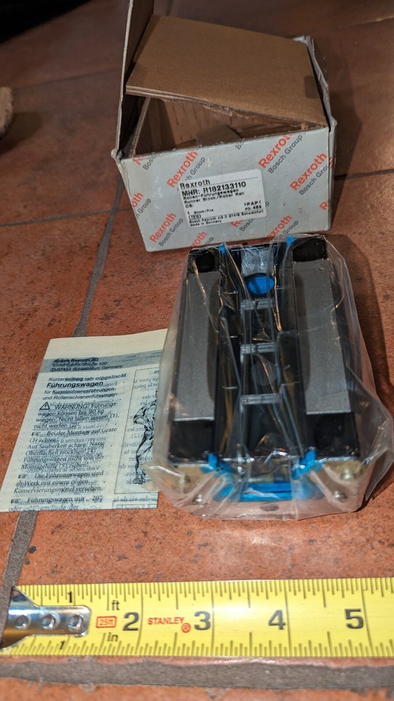 (1) Bosch Rexroth Runner Block / Roller Rail R182133110