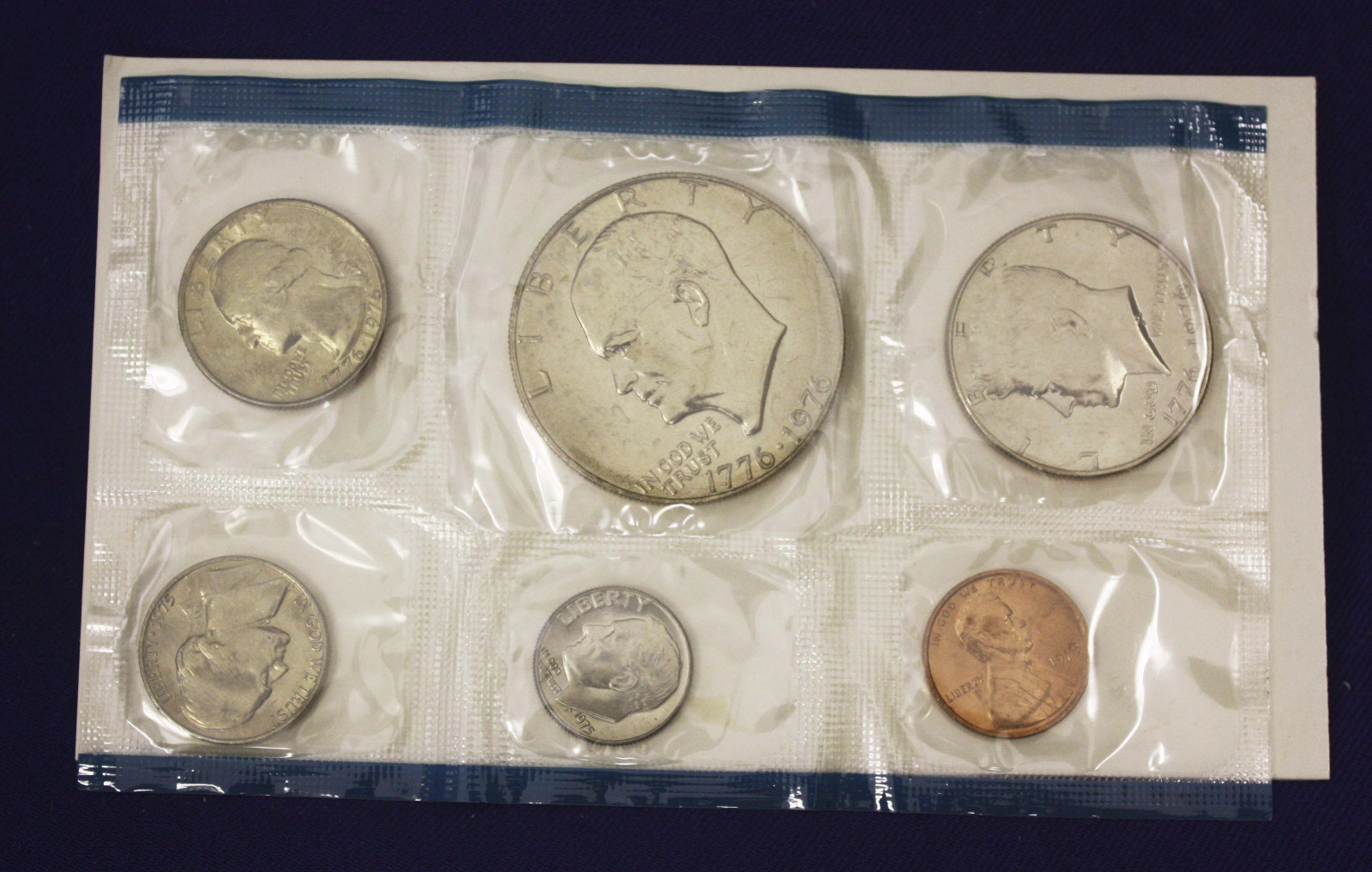 1975 MINT SET ISSUED BY U.S. MINT