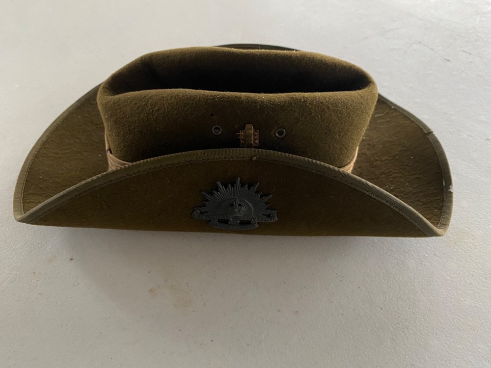 World War 2 Australian Commonwealth Bush Hat with Medallion
