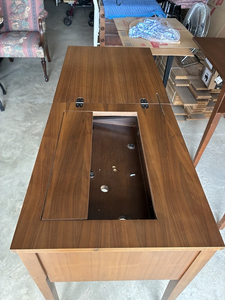 Singer Stylist 533 With Cabinet