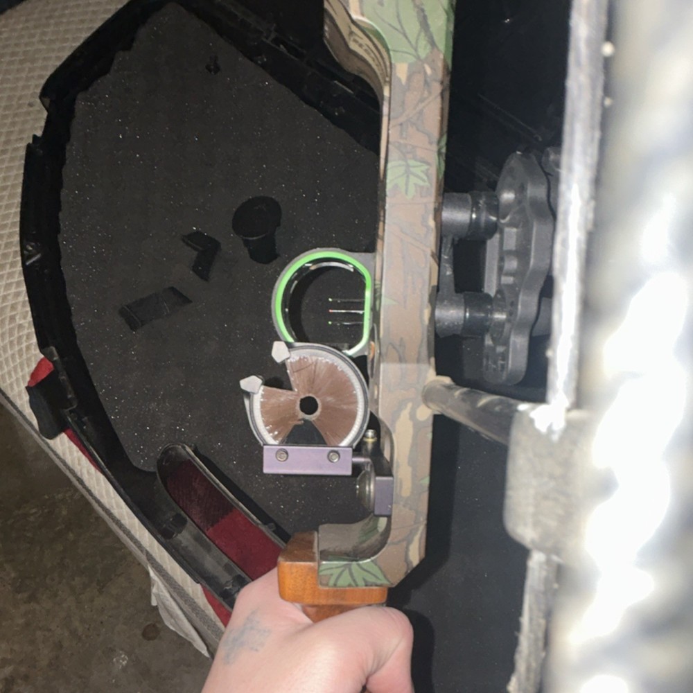 Mathews Q2 Solo Cam Compound Bow RH 70#, 29" has new string/cables