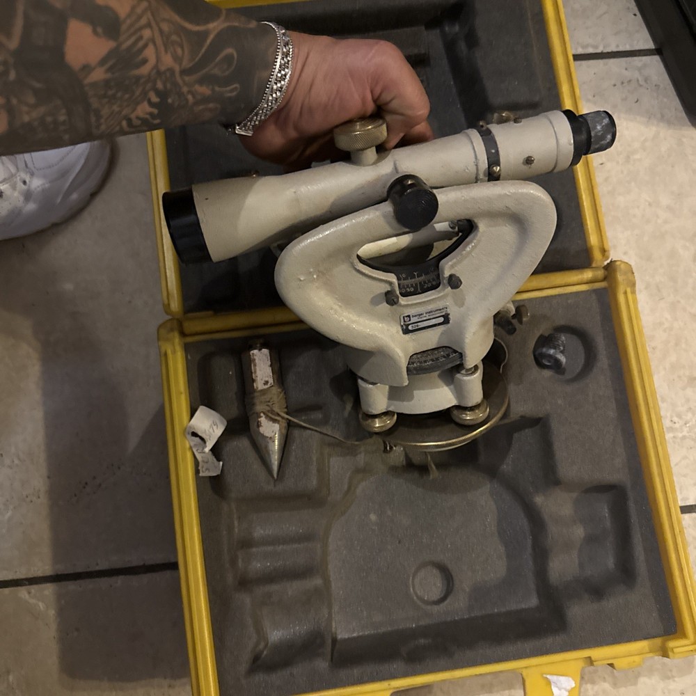 BERGER INSTRUMENTS MODEL 326 WITH STORAGE CASE
