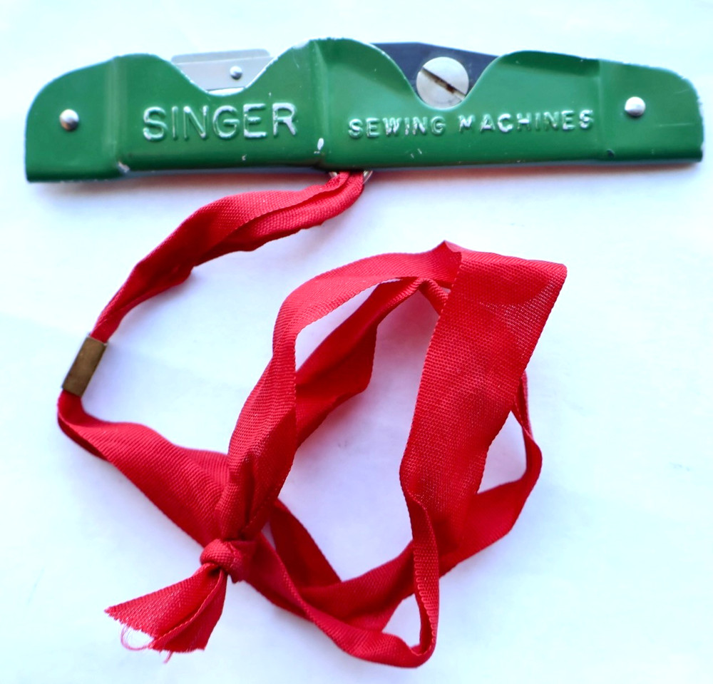 Singer - Simanco No. 121634 Folding Needle Threader / Seam Ripper Hand Tool /MTT