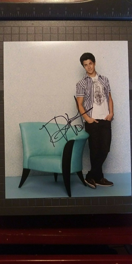 David Henrie signed 8x10