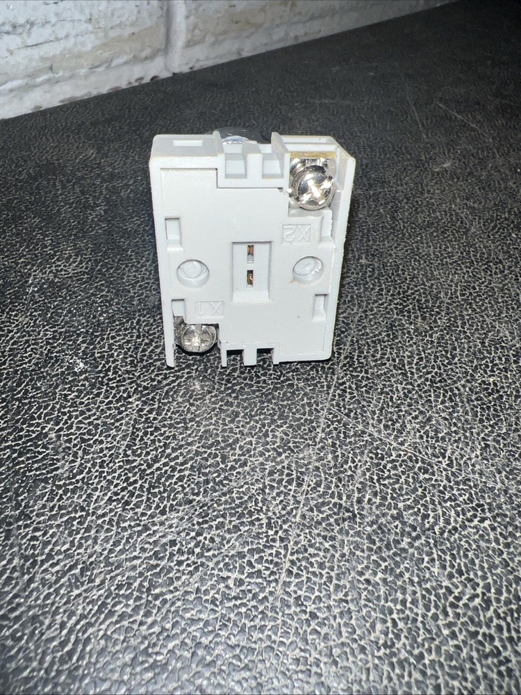 IDEC APW299D-G-120V Green Pilot Light