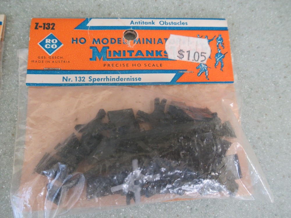 Three different sets of Mini-tank BW & US figures & Obstacles