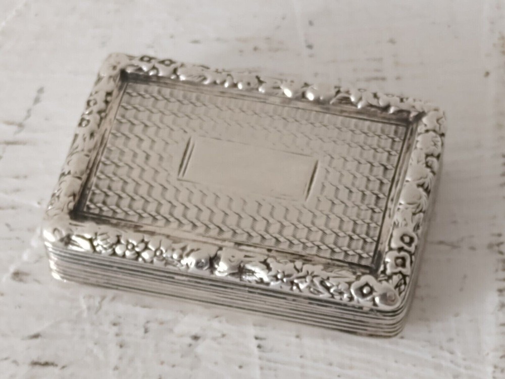Fine Quality Georgian Solid Silver Vinaigrette - Birm. 1825.