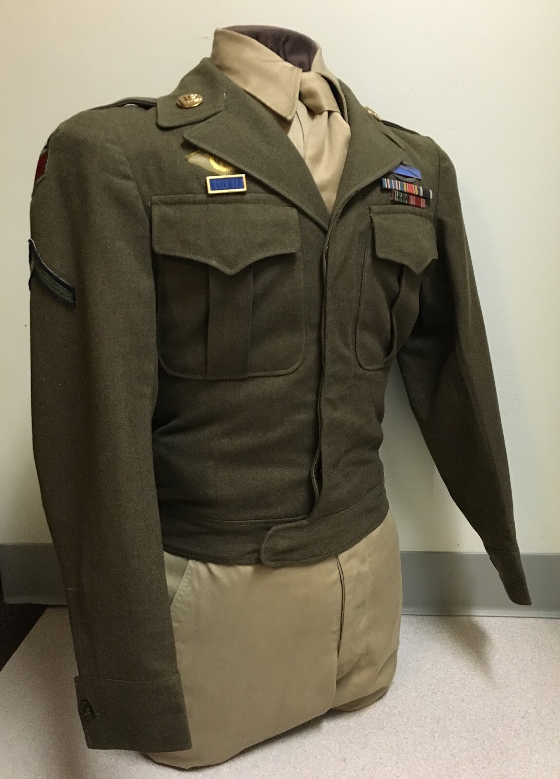 US WW2 Presidential Unit Citation Pin Back Original In govt Paper NOS