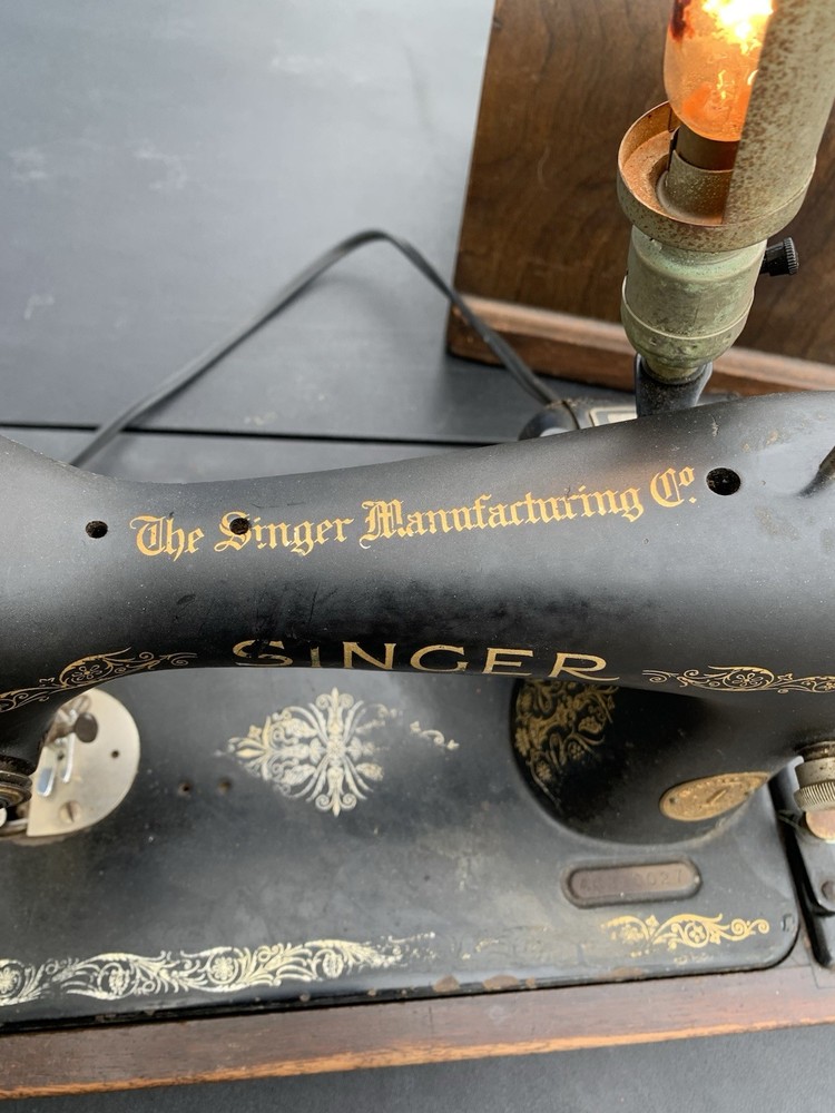 Antique Singer Sewing Machine 1930s W/ Case