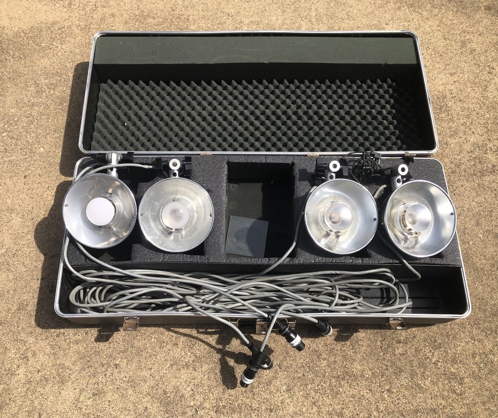 Novatron VR 500 High Efficiency Studio Strobe with 4 Lights and Case. Works.
