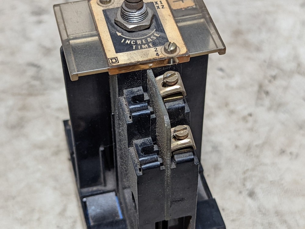 Square D 8932 AT-1 solid state timer, input 102-132, solid state output 120VAC