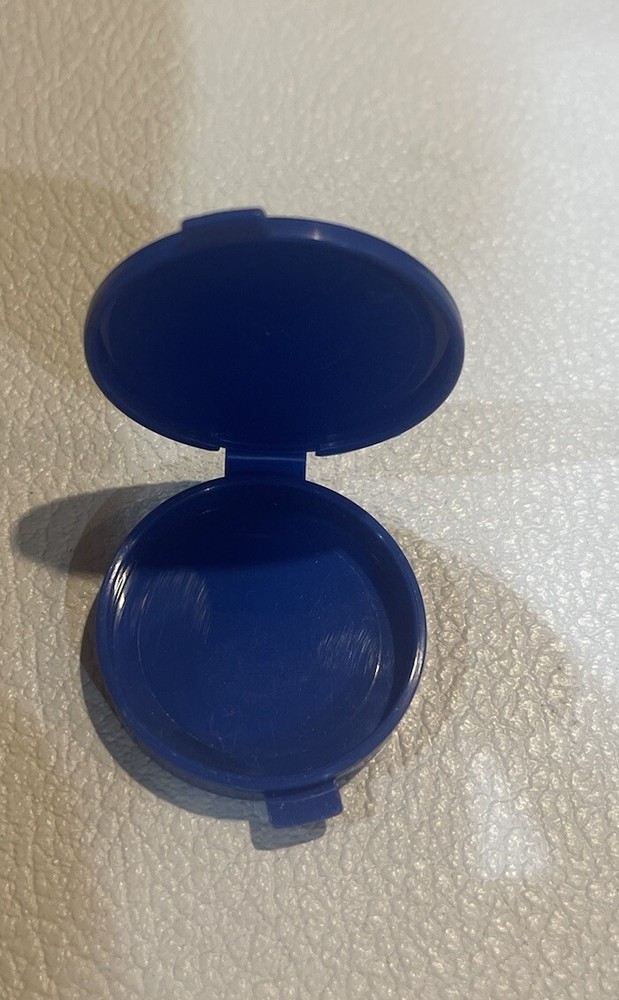 Tupperware #1224-3 Mini Round Clamshell Pill Keeper Hinged Blue